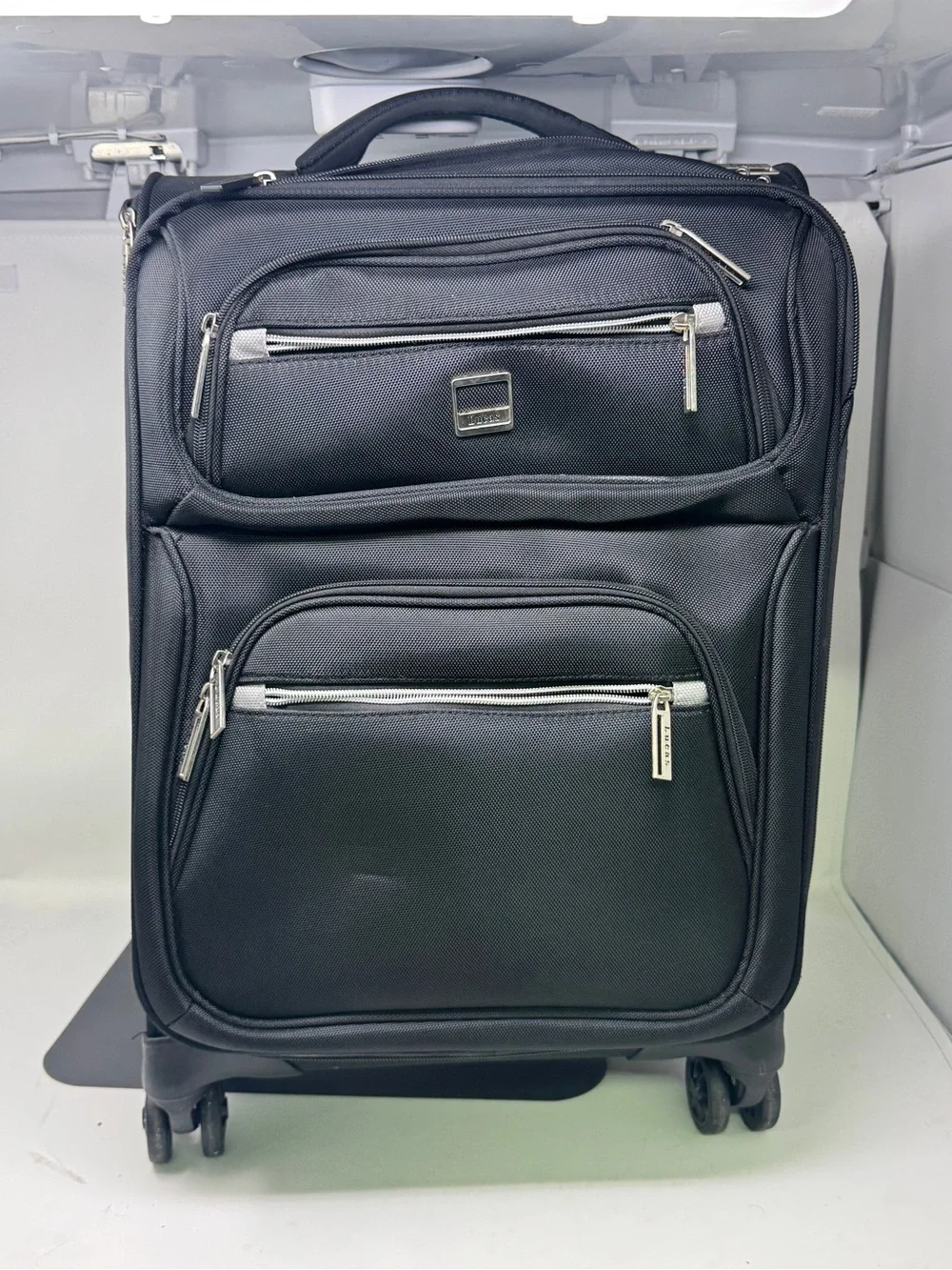 LUCAS LIGHTWEIGHT CARRY ON LUGGAGE SPINNER WHEELS 22in